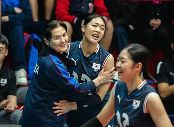'손서연 23점 활약' 한국 U-17 여자배구 4연승 질주, 도미니카 꺾고 16강 진출 확정...사진은 승리 한 후 손서연과 이승여 감독과 함께 가뻐하는 모습.(사진출처=FIVB)