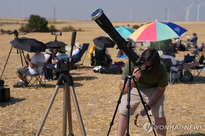스페인 북부에서 일식 관측 준비하는 사람들 [AFP=연합뉴스. 재판매 및 DB 금지]