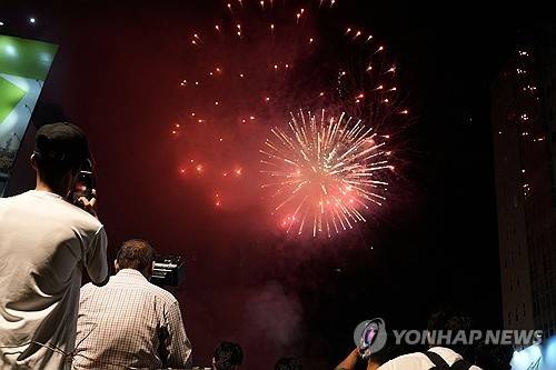 메카 공동방위협정 체결을 기념하기 위해 파키스탄 라호르에서 열린 불꽃놀이 [AP=연합뉴스 자료사진. 재판매 및 DB 금지]