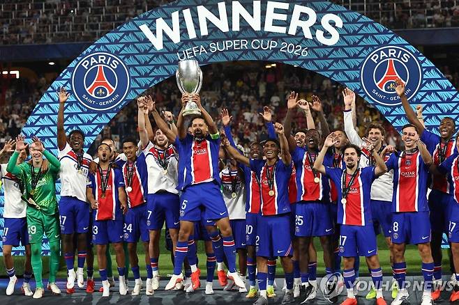 UEFA 슈퍼컵 2연패에 성공한 파리 생제르맹 선수들의 세리머니 모습. [AFP=연합뉴스. 재판매 및 DB 금지]
