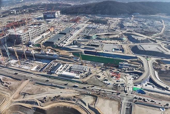 윤곽 드러낸 600조 SK 용인클러스터 (서울=연합뉴스) 총 600조원이 투입되는 SK하이닉스 용인 클러스터의 첫 전진 기지가 외관을 갖추기 시작했다. 총 4개의 팹 가운데 선발주자인 1기 팹의 골조 공사가 한창 진행되면서 'K-반도체' 게임체인저의 윤곽이 드러나고 있다. 사진은 SK하이닉스 용인클러스터 전경. 2025.12.28 [SK하이닉스 제공. 재판매 및 DB 금지] photo@yna.co.kr