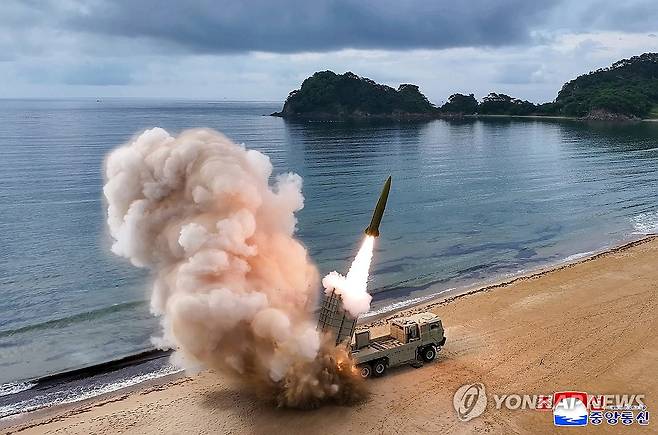발사되는 북한 전술탄도미사일 (평양 조선중앙통신=연합뉴스) 김정은 북한 국무위원장이 지난 25일 국방과학연구기관들이 조직한 중요 무기시험을 참관했다고 조선중앙통신이 26일 보도했다. 전술탄도미사일이 화염을 내뿜으며 해안 발사대에서 솟구치고 있다. 2026.6.26 
    [국내에서만 사용가능. 재배포 금지. For Use Only in the Republic of Korea. No Redistribution] nkphoto@yna.co.kr