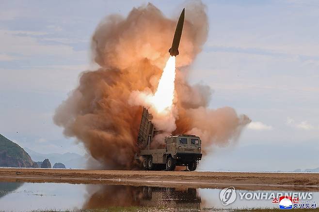 발사되는 북한 전술탄도미사일 (평양 조선중앙통신=연합뉴스) 김정은 북한 국무위원장이 지난 25일 국방과학연구기관들이 조직한 중요 무기시험을 참관했다고 조선중앙통신이 26일 보도했다. 전술탄도미사일이 화염을 내뿜으며 해안 발사대에서 솟구치고 있다. 2026.6.26 
    [국내에서만 사용가능. 재배포 금지. For Use Only in the Republic of Korea. No Redistribution] nkphoto@yna.co.kr