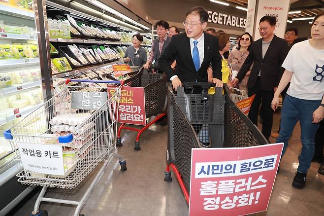 재개장한 홈플러스에서 장보는 김상욱 울산시장 [울산시 제공. 재판매 및 DB 금지]