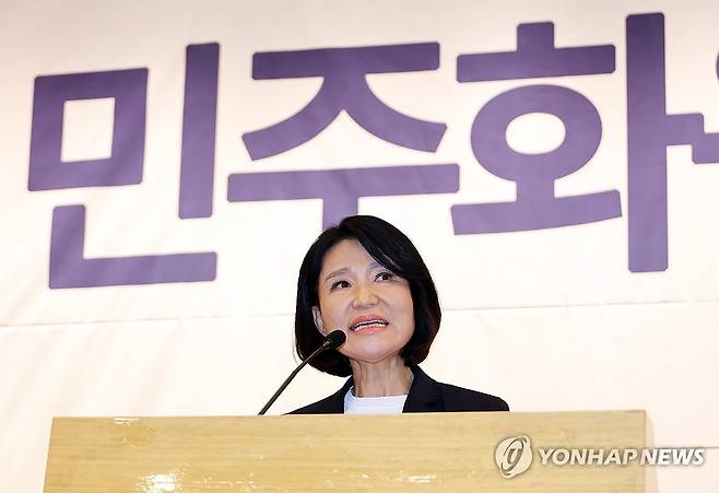 이진숙, 5.18 민주화운동의 재조명 국회 공개포럼 (서울=연합뉴스) 배재만 기자 = 국민의힘 이진숙 의원이 13일 국회도서관 대강당에서 주최한 '5.18 민주화운동의 재조명 국회공개포럼'에서 인사말을 하고 있다. 2026.8.13 scoop@yna.co.kr