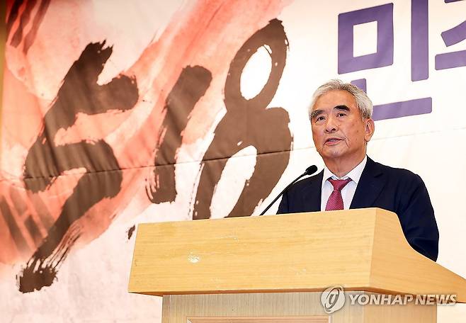 5.18 민주화운동의 재조명, 환영사 하는 이영훈 새역사국민운동 공동대표 (서울=연합뉴스) 배재만 기자 = 이영훈 새역사국민운동 공동대표가 13일 국회도서관 대강당에서 열린 국민의힘 이진숙 의원 주최 '5.18 민주화운동의 재조명 국회공개포럼'에서 환영사를 하고 있다. 2026.8.13 scoop@yna.co.kr