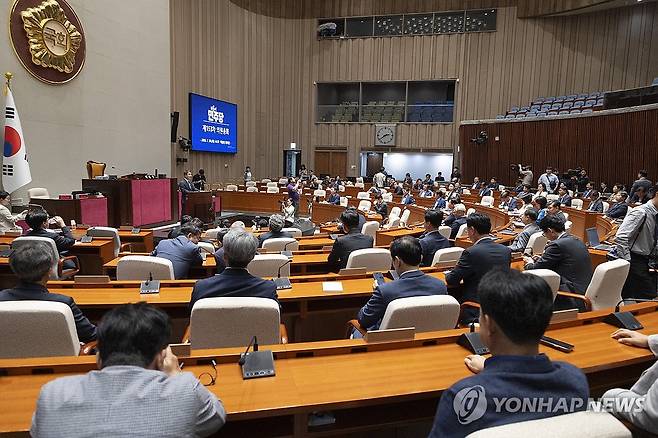 의원 총회에서 발언하는 한병도 대표 직무대행 [연합뉴스 자료사진]