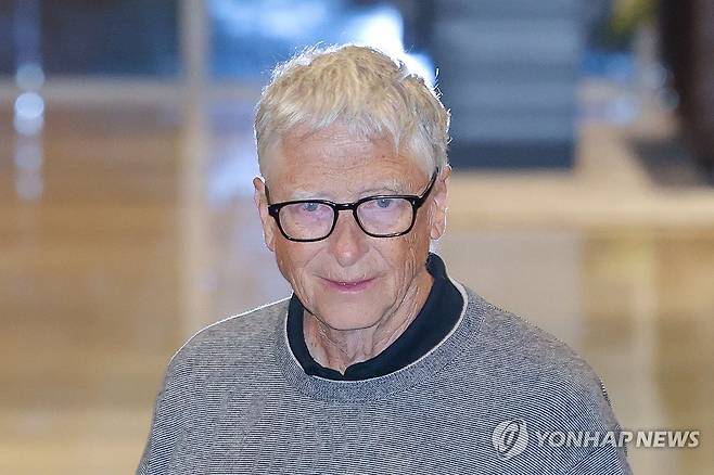 빌 게이츠, 1년 만에 방한 (서울=연합뉴스) 서대연 기자 = 빌 게이츠 게이츠재단 이사장이 13일 서울김포비즈니스항공센터를 통해 입국하고 있다. 2026.8.13 dwise@yna.co.kr