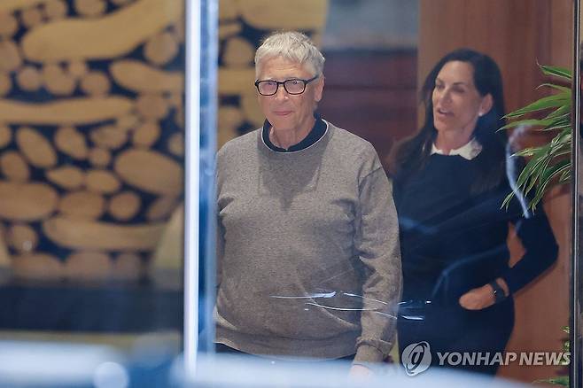 빌 게이츠 이사장 방한 (서울=연합뉴스) 서대연 기자 = 빌 게이츠 게이츠재단 이사장이 13일 서울김포비즈니스항공센터를 통해 입국하고 있다. 2026.8.13 dwise@yna.co.kr