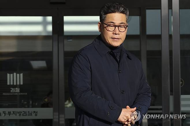 백해룡 경정 (서울=연합뉴스) 윤동진 기자 = 서울동부지검에 파견돼 3개월간 '세관 마약수사 은폐 의혹'을 수사한 백해룡 경정이 파견 종료 소회를 밝히기 위해 14일 서울동부지검 앞으로 이동하고 있다. 2026.1.14 mon@yna.co.kr
