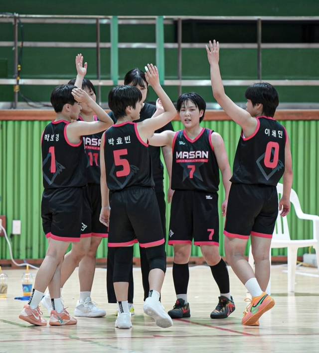 마산여중 농구부 선수들이 지난 12일 전남 해남군 우슬체육관에서 열린 2026 중고농구 주말리그 왕중왕전 여중부 준결승에서 온양여중을 52-44로 꺾고 처음으로 왕중왕전 결승행을 확정 지은 뒤 기뻐하고 있다./한국중고농구연맹/