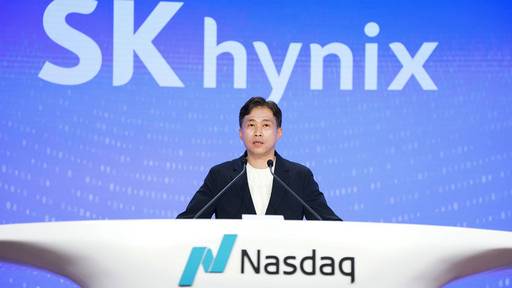 곽노정 SK하이닉스 CEO가 나스닥 '오프닝 벨' 행사에서 AI 메모리 비전에 대해 발표하고 있다./SK하이닉스