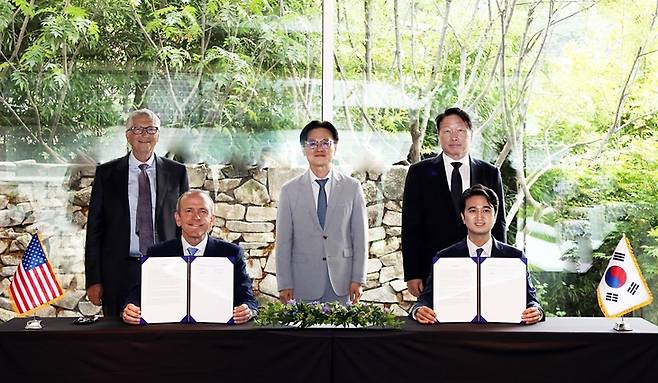 ▲(앞줄 왼쪽부터 시계방향으로) 크리스 르베크 테라파워 CEO와 빌 게이츠 테라파워 이사회 의장, 김정관 산업통상부 장관, 최태원 SK그룹 회장, 추형욱 SK이노베이션 대표이사가 14일 서울 종로구 선혜원에서 열린 SK이노베이션-테라파워 SMR 사업협력 주요 조건 합의서 체결식에서 기념 사진을 촬영하고 있다. 사진=SK이노베이션
