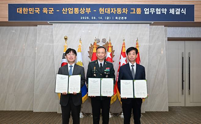 ▲(왼쪽부터)기념사진 촬영 중인 이민우 산업부 산업성장실장 전담직무대리, 최장식 육군참모차장, 이항수 현대차그룹 부사장. 사진=현대자동차