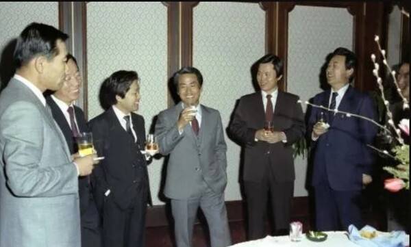 청와대 수석비서관 시절의 허화평(가운데) 씨. 그의 오른편에 '황태자' 박철언 씨가 보인다.&nbsp;