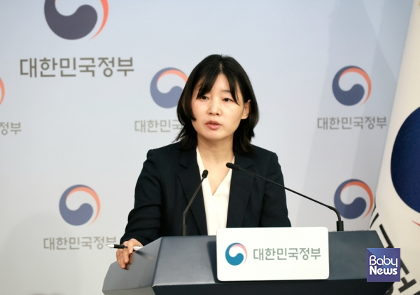 성평등가족부 김가로 가족정책관이 13일 오전 정부서울청사에서 언론 브리핑을 갖고 공공아이돌봄지원강화 및 아이돌봄사 일자리 환경 개선 추진 등 '2025년 아이돌봄서비스 실태조사' 주요 결과를 발표하고 있다. ⓒ성평등가족부