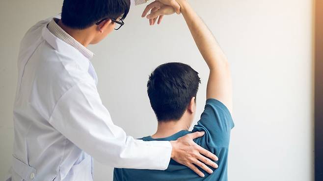 팔이 안 올라가는 증상은 단순 근육통이 아닌 어깨 질환일 가능성이 높다｜출처: 클립아트코리아