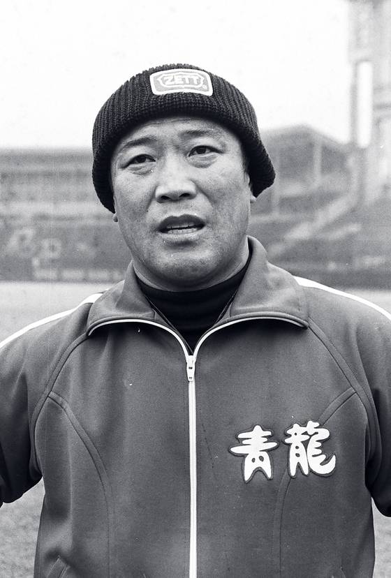 사진은 1982년 2월 한국 프로야구 출범을 앞두고 당시 선수로 훈련 중인 백 전 감독 모습. 〈사진=연합뉴스〉