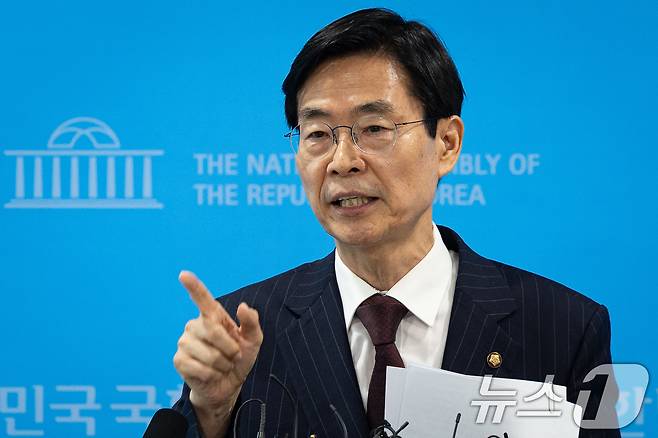 조경태 국민의힘 의원이 지난 5일 서울 여의도 국회 소통관에서 윤민우 국민의힘 윤리위원장 사퇴 및 한동훈 무소속 의원에 대한 제명 등 징계 철회를 촉구하는 기자회견을 마친 후 취재진 질문에 답하고 있다. 2026.8.5 ⓒ 뉴스1 유승관 기자