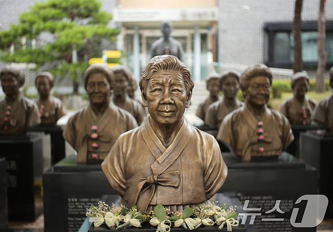 일본군 '위안부' 피해자 기림의 날을 하루 앞둔 13일 경기 광주시 퇴촌면 나눔의집에 위안부 피해자 할머니들의 흉상이 세워져 있다. 2026.8.13 ⓒ 뉴스1 김영운 기자
