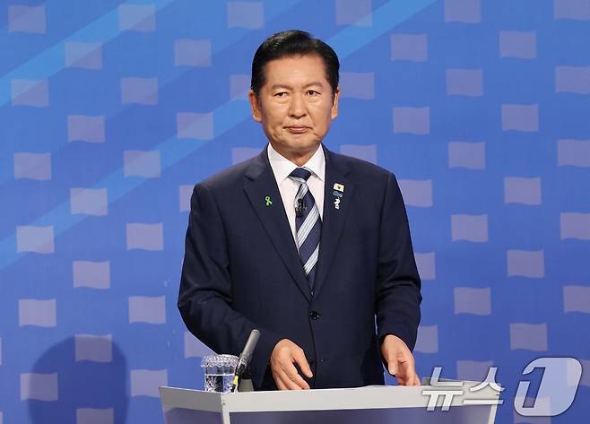 정청래 더불어민주당 당대표 후보가 12일 서울 양천구 목동 SBS에서 열린 당대표 후보자 토론회를 준비하고 있다. 2026.8.12 ⓒ 뉴스1 국회사진기자단