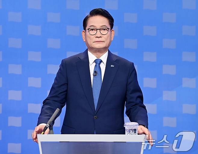 송영길 더불어민주당 당대표 후보가 12일 서울 양천구 목동 SBS에서 열린 당대표 후보자 토론회를 준비하고 있다. 2026.8.12 ⓒ 뉴스1 국회사진기자단