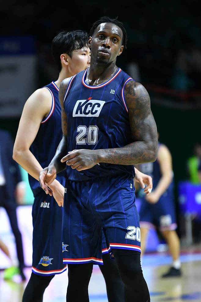 2023~2024시즌 KCC 시절 라건아. 사진 | KBL