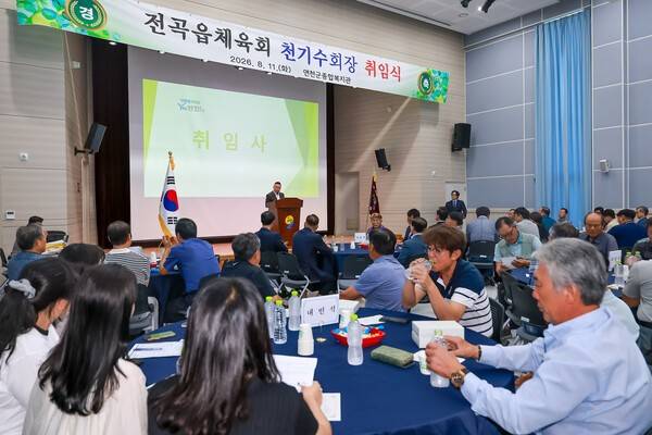 천기수 신임 전곡읍 체육회장이 단상에 올라 읍민 화합과 전곡읍 체육 발전을 위한 굳건한 포부를 밝히며 취임사를 하고 있다. /사진=연천군