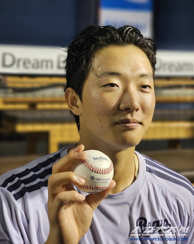 10승 기념구 들고 포즈를 취한 최민석. 잠실=스포츠조선 정현석 기자 hschung@sportschosun.com
