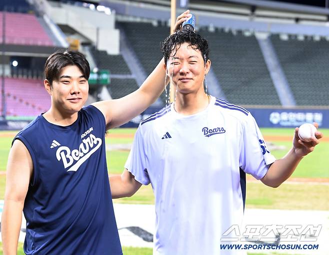 베어스 역대 최연소 10승 달성! 입단 동기 박준순의 시원한 이온음료 세례가 최민석을 웃게 했다. 잠실=허상욱 기자