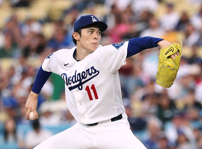 LOS ANGELES, CALIFORNIA - AUGUST 13: Roki Sasaki #11 of the Los Angeles Dodgers pitches against the Milwaukee Brewers during the first inning at Dodger Stadium on August 13, 2026 in Los Angeles, California.   Harry How/Getty Images/AFP (Photo by Harry How / GETTY IMAGES NORTH AMERICA / Getty Images via AFP)        <저작권자(c) 연합뉴스, 무단 전재-재배포, AI 학습 및 활용 금지>