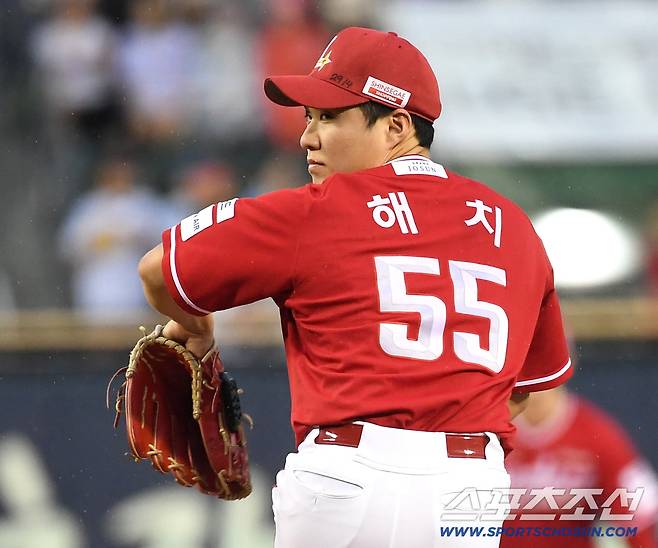 14일 잠실구장에서 열린 KBO리그 LG와 SSG의 경기. 선발 투구하고 있는 SSG 최민준. 잠실=송정헌 기자songs@sportschosun.com/2026.08.14/