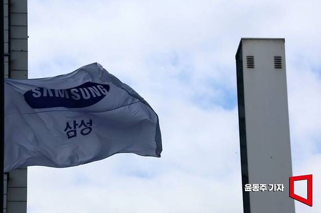 7일 삼성전자가 2분기 역대 최대 실적을 거두었다. 삼성전자가 발표한 올해 2분기 잠정실적에 따르면 전사 매출은 171조원, 영업이익은 89조4000억원으로 집계됐다. 전년 동기 대비 각 129.31%, 1810.26% 뛴 수치다. 사진은 서울 서초구 서초동 삼성전자 서초사옥. 2026.07.07 윤동주 기자