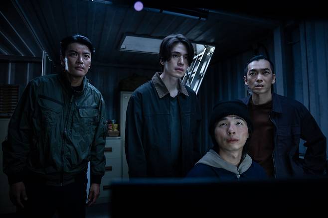'킬러들의 쇼핑몰' 시즌 2에 등장하는 '지안'의 조력자 '진우'(김윤성·왼쪽부터) '진만'(이동욱) '브라더'(이태영) '철승'(백수장). 시즌 1의 인기 캐릭터 '민혜'(금해나) '파신'(김민)도 나온다./디즈니+