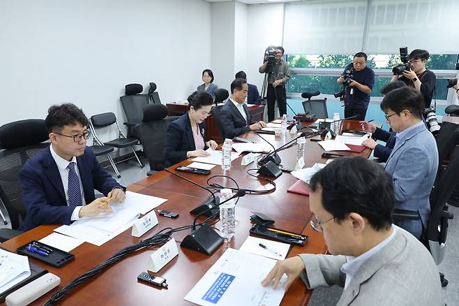 선거관리위원회 특별검사(특검) 국민추천위원회 위원들이 지난 7일 서울 여의도 국회 의원회관에서 열린 첫 회의에 자리하고 있다./뉴스1