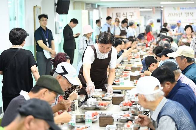 조용익 부천시장이 원미노인복지관 경로식당에서 어르신에게 식사를 전달하고 있다ⓒ부천시제공
