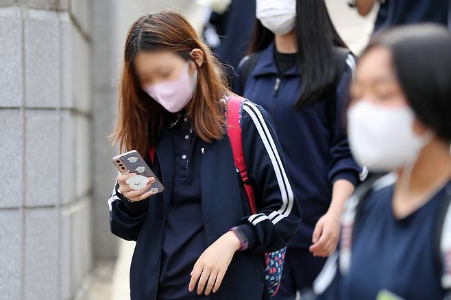 서울 시내 한 중학교 앞에서 학생들이 스마트폰을 보면서 하교하고 있다. 2022.05.25 뉴시스