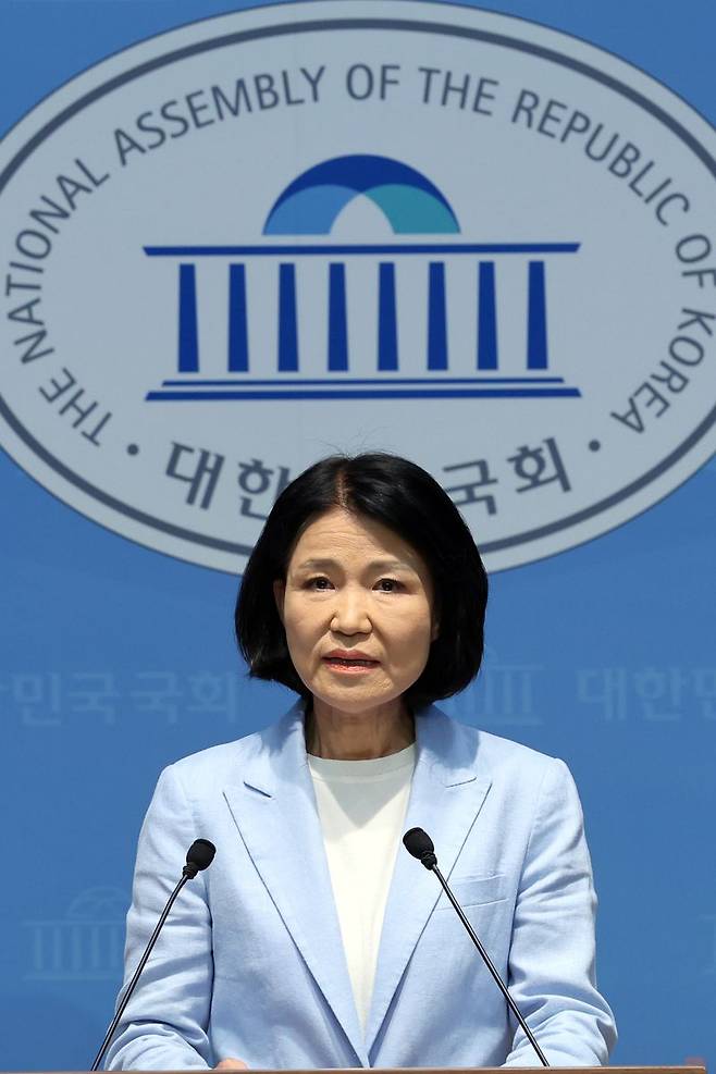 이진숙 국민의힘 의원이 14일 오후 서울 여의도 국회 소통관에서 5·18 민주화운동 관련 기자회견을 하고 있다. 뉴스1