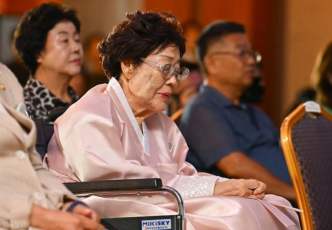 14일 서울 용산구 백범김구기념관에서 열린 일본군 '위안부' 피해자 기림의 날 기념식에서 이용수 할머니가 피해 할머니 영상을 보다가 고개를 떨구고 있다. 강예진 기자
