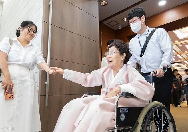 14일 서울 용산구 백범김구기념관에서 열린 일본군 '위안부' 피해자 기림의날 기념식에서 이용수(오른쪽) 할머니가 참석자와 인사하고 있다. 강예진 기자