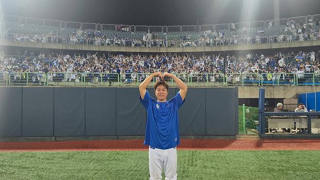 본인의 등장곡 응원 동작을 하고 있는 삼성 라이온즈 강민호. 삼성 SNS