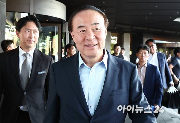 전영현 삼성전자 대표이사 겸 디바이스솔루션(DS) 부문장(부회장)이 지난 6월 8일 서울 중구 신라호텔에서 젠슨 황 엔비디아 최고경영자(CEO)와 면담을 하기 위해 이동하고 있다.[사진=정소희 기자]