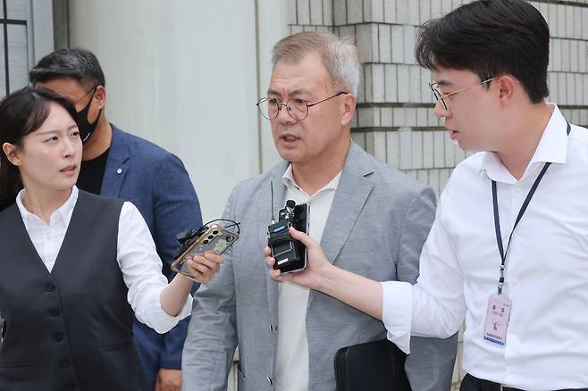 강호필 전 육군 지상작전사령관이 지난달 13일 ‘내란 가담 의혹’과 관련해 구속 전 피의자 심문(영장실질심사)을 받고 서울 서초구 서울중앙지법을 나서고 있다. 법원은 “범죄혐의에 다툼의 여지가 있고, 수사 경과 등에 비춰 증거인멸과 도망의 염려가 있다고 보기 어렵다”며 영장을 기각했다. 연합뉴스