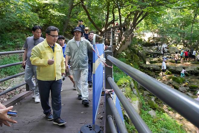 Gangbuk District Mayor Lee inspects the area around Uidong Valley in northern Seoul on Aug. 2. GANGBUK DISTRICT OFFICE