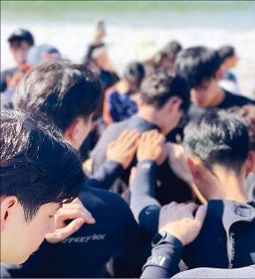 같은 날 진행된 세례식 장면. 크리스천서퍼스코리아 제공