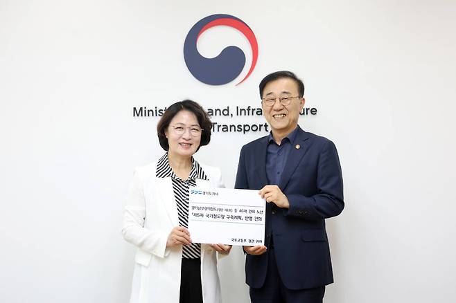 추미애 경기도지사가 지난달 27일 김윤덕 국토교통부 장관을 만나 경기남부광역철도를 비롯한 경기도의 주요 철도사업을 제5차 국가철도망 구축계획에 반영해 달라고 요청했다. 경기도 제공