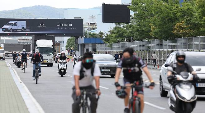 12일 울산시 북구 현대자동차 울산공장 명촌정문에서 오전조 근무자들이 4시간 부분파업으로 일찍 퇴근하고 있다. [연합]