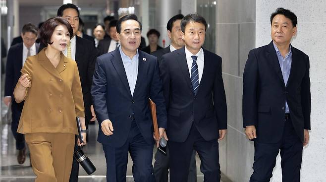 한병도(왼쪽 세번째) 더불어민주당 대표 권한대행 겸 원내대표, 박홍근 기획예산처 장관이 21일 오전 서울 여의도 국회 의원회관에서 열린 2027년 예산안 당정협의에 참석하고 있다. 왼쪽부터 한정애 더불어민주당 정책위의장, 박 장관, 한 대행, 이광재 국회 예산결산위원장. 윤창빈 기자