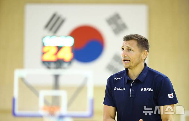 [진천=뉴시스] 황준선 기자 = 2026 아이치·나고야 아시안게임 남자농구 국가대표팀 니콜라스 마줄스 감독이 3일 충북 진천국가대표선수촌에서 열린 미디어데이에서 공개훈련에서 훈련 지도를 하고 있다. 2026.08.03. hwang@newsis.com