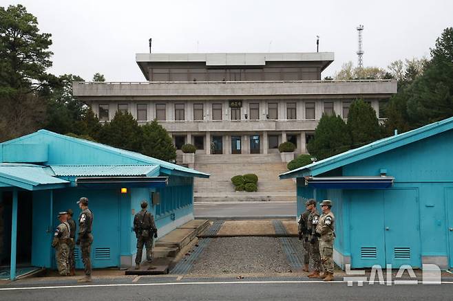 [파주=뉴시스] 청사사진기자단 = 린다 토마스-그린필드(왼쪽) 주유엔 미국대사가 판문점 공동경비구역(JSA)에 방문한 16일 오전 경기 파주시 판문점에 적막한 분위기가 흐르고 있다. 2024.04.16. photo@newsis.com *재판매 및 DB 금지